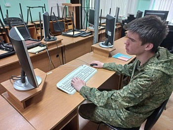 Слушатели Молодежной школы правовой и политической культуры проходят тестирование 