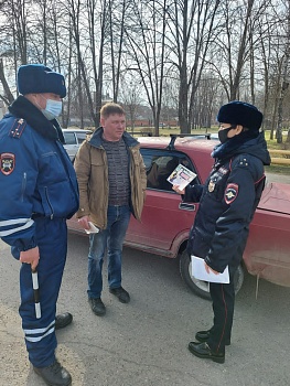 Каневские дорожные полицейские напомнили водителям и пешеходам ПДД в рамках акции «Водитель, внимание! У детей каникулы»