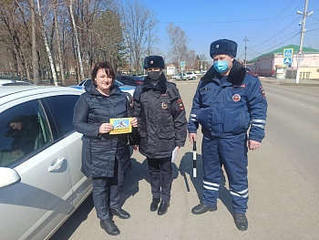 Листовки с советами для водителей раздавали дорожные полицейские Каневского района 