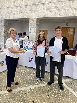 На избирательные участки спешат люди всех возрастов