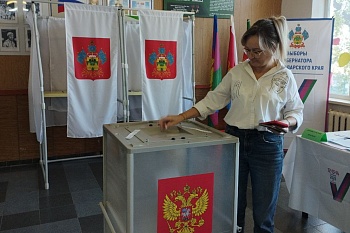 Участковые избирательные комиссии встречают первых избирателей