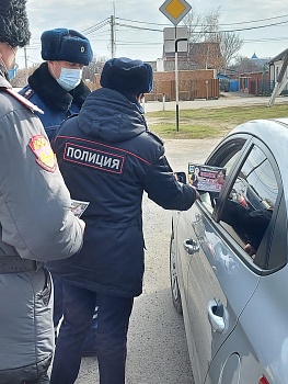 Каневские дорожные полицейские напомнили водителям и пешеходам ПДД в рамках акции «Водитель, внимание! У детей каникулы»