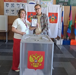 На избирательные участки спешат люди всех возрастов