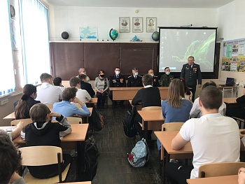 Каневские полицейские приняли участие в уроке мужества