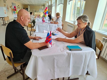 Глава района, его заместители, руководители поселений посетили избирательные участки в первый день выборов