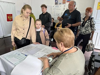И помогают, и выбирают: члены УИК – на своих постах