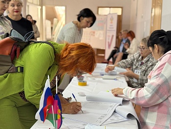 Люди спешат на избирательные участки 17-10 и 17-42, расположенные в 2-х зданиях 4-й школы