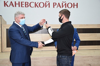 В Каневском районе дети-сироты получили ключи от новых квартир