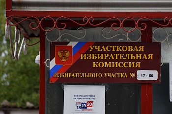 Председатель ТИК Каневская Елена Асаул поздравила члена участковой комиссии с днём рождения