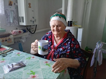 С подарками встречают на участках именинников и впервые голосующих