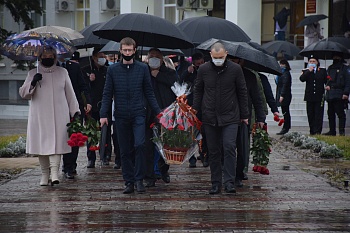 В память о героях-освободителях – цветы у Вечного огня