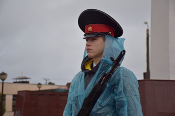 В память о героях-освободителях – цветы у Вечного огня