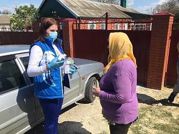 Волонтеры помогают пожилым людям с доставкой продуктов питания и лекарств