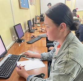 Слушатели Молодежной школы правовой и политической культуры проходят тестирование 