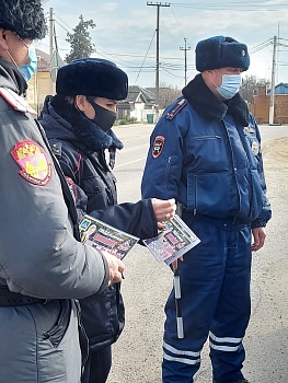Каневские дорожные полицейские напомнили водителям и пешеходам ПДД в рамках акции «Водитель, внимание! У детей каникулы»