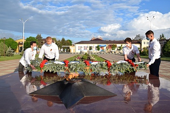 Памяти павших будьте достойны...