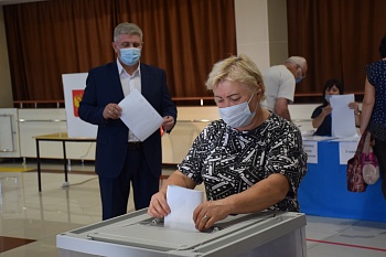 Глава района Александр Герасименко и депутат Госдумы Наталья Боева приняли участие в выборах