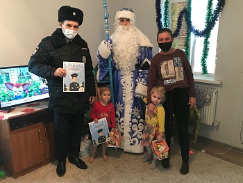 Каневские полицейские и общественники провели акцию «Полицейский Дед Мороз»