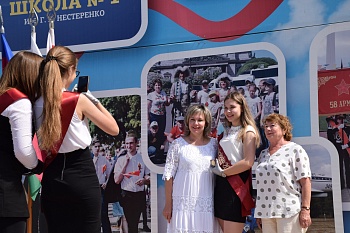 Медали торжественно вручить!