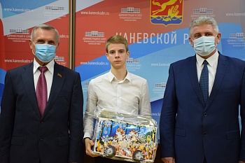 Новогодние подарки от ЗСК получили школьники района