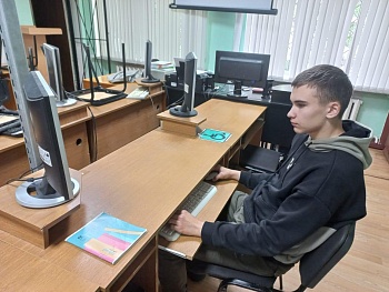 Слушатели Молодежной школы правовой и политической культуры проходят тестирование 