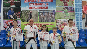 Четыре призовых места завоевали каневские каратисты на соревнованиях в ДНР
