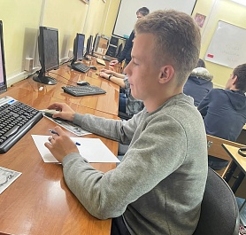 Слушатели Молодежной школы правовой и политической культуры проходят тестирование 