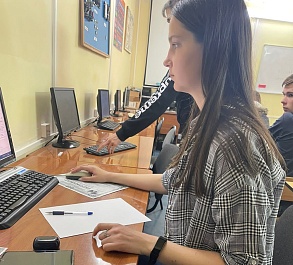 Слушатели Молодежной школы правовой и политической культуры проходят тестирование 