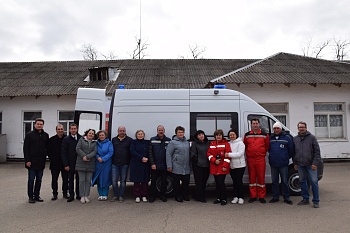В Новодеревянковскую участковую больницу передали новую машину скорой медицинской помощи