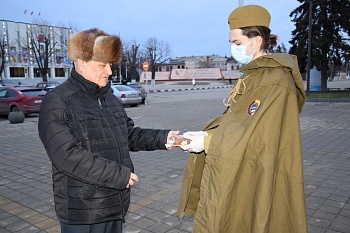 Кусочки «блокадного хлеба» раздают волонтеры в Каневском районе в память о 77-ой годовщине освобождения Ленинграда