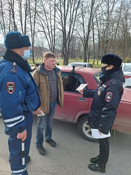 Каневские дорожные полицейские напомнили водителям и пешеходам ПДД в рамках акции «Водитель, внимание! У детей каникулы»