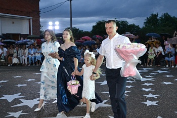 В Каневском районе начались выпускные вечера
