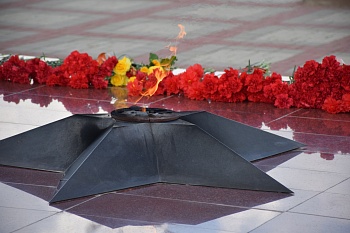 К обелиску Славы возложили цветы в День памяти и скорби