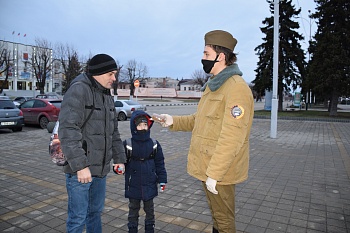 Кусочки «блокадного хлеба» раздают волонтеры в Каневском районе в память о 77-ой годовщине освобождения Ленинграда