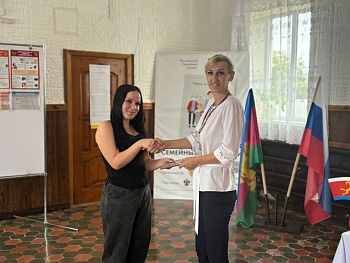 С подарками встречают на участках именинников и впервые голосующих