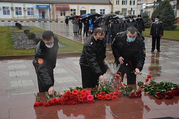 В память о героях-освободителях – цветы у Вечного огня