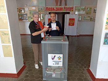 Жители района спешат на избирательные участки, чтобы исполнить свой гражданский долг