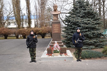 На территории шестой школы открыли мемориальную доску и бюст Г.К. Жукову
