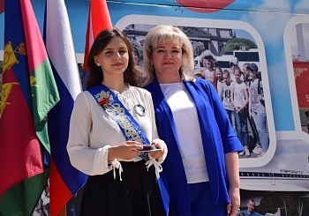 Медали торжественно вручить!
