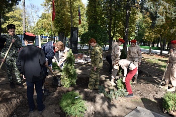 Еще одна аллея памяти появилась в парке 300-летия Кубанского казачьего войска