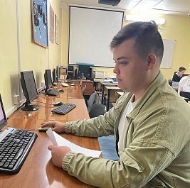 Слушатели Молодежной школы правовой и политической культуры проходят тестирование 