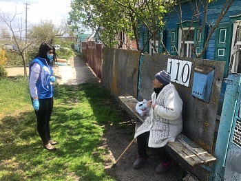 Волонтеры помогают пожилым людям с доставкой продуктов питания и лекарств