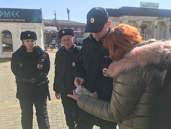 В Каневском районе общественница проверила работу нарядов патрульно-постовой службы