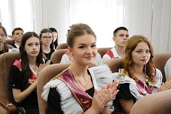Руководитель муниципалитета поздравил с окончанием школы медалистов района