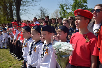 В Новоминской прошёл парад у дома ветерана