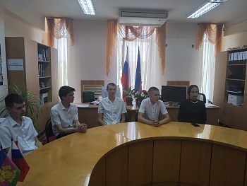 Слушатели «Молодежной школы правовой и политической культуры» Каневского района получили сертификаты