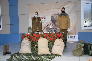 Кусочки «блокадного хлеба» раздают волонтеры в Каневском районе в память о 77-ой годовщине освобождения Ленинграда