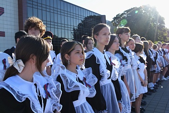 Утро праздничного дня началось с торжественной церемонии поднятия флага