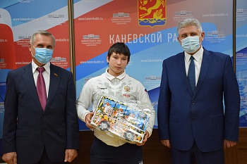 Новогодние подарки от ЗСК получили школьники района