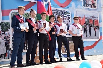 Медали торжественно вручить!